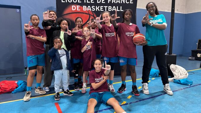 L'équipe des U13F d'Herblay baskatball club remportant le trophée castor