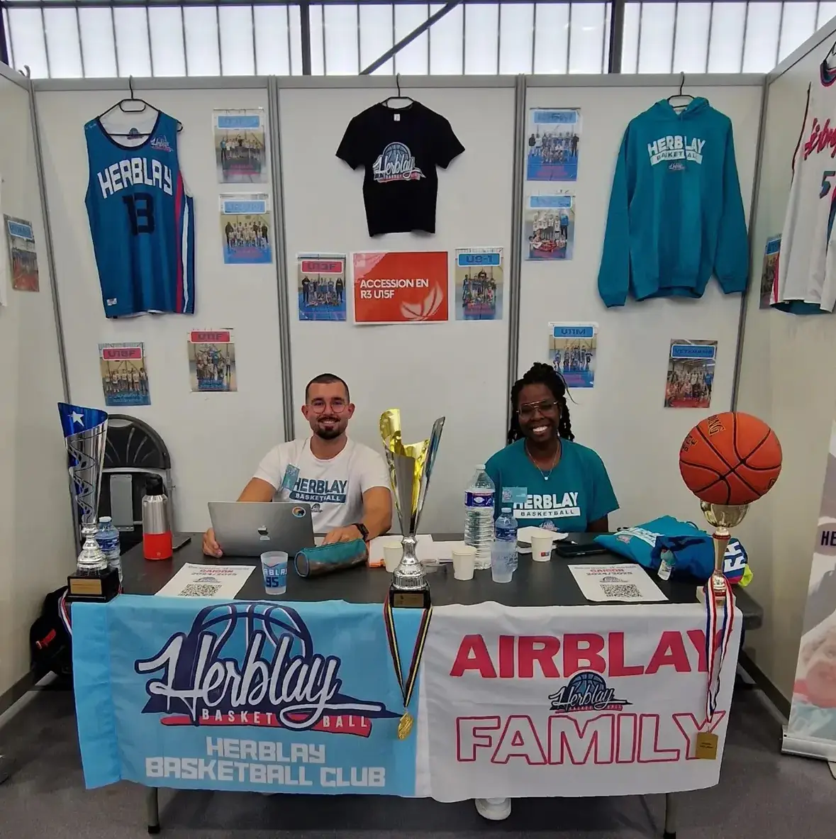 La présidente et des alternants du HBBC au salon des associations de la Ville d'Herblay-sur-Seine