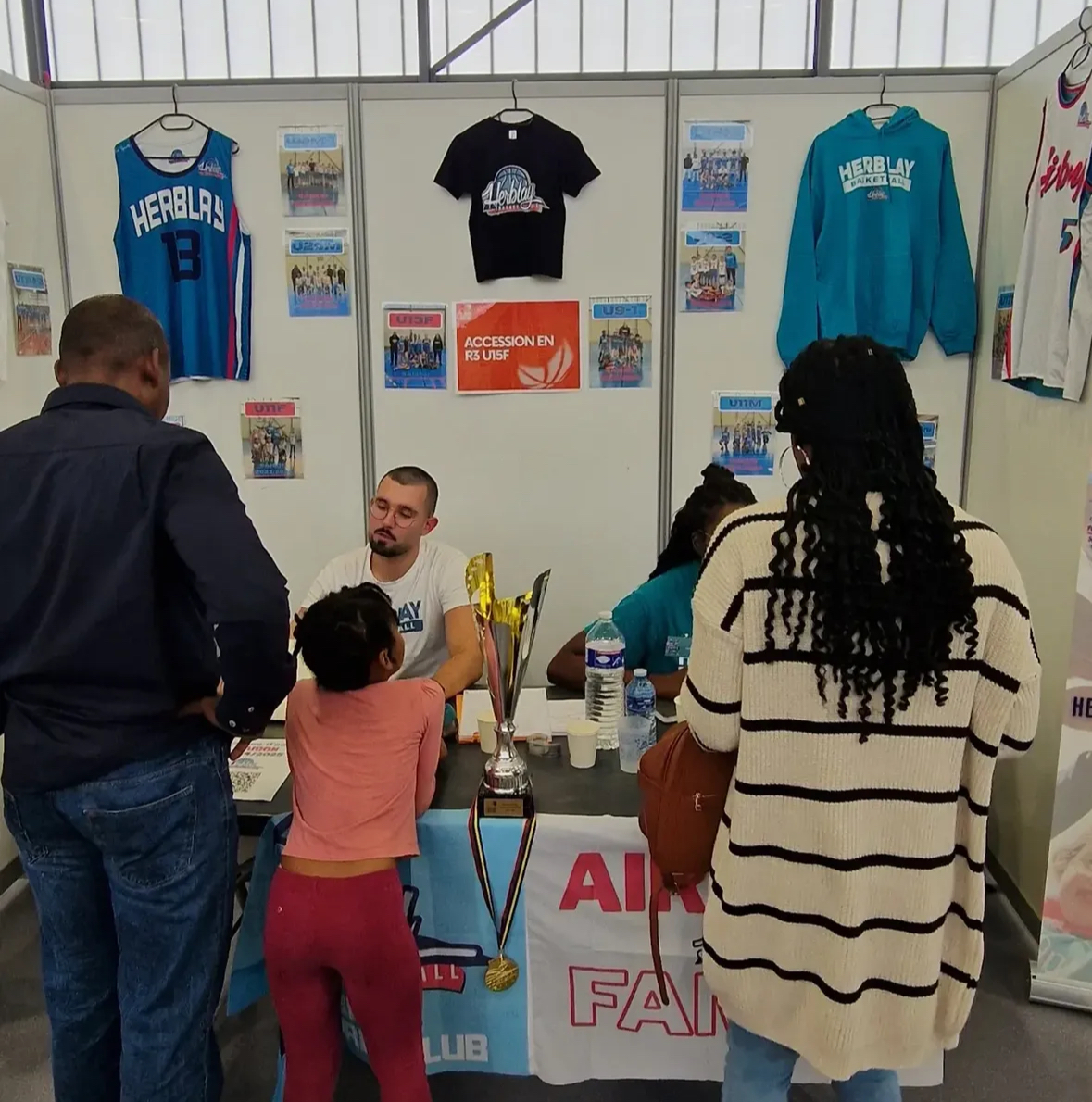 La présidente et des alternants du HBBC au salon des associations de la Ville d'Herblay-sur-Seine